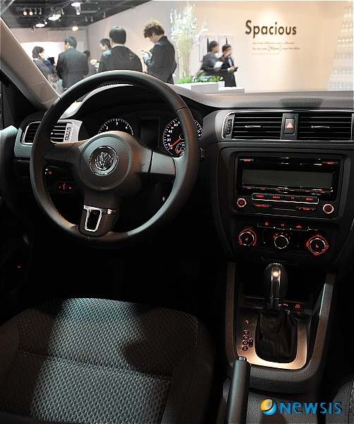 【서울=뉴시스】조수정 기자 = 2일 서울 평창동 서울옥션에서 열린 폭스바겐코리아 신형 제타 국내출시 발표회에서 신차가 공개되고 있다.&nbsp;&nbsp; chocrystal@newsis.com