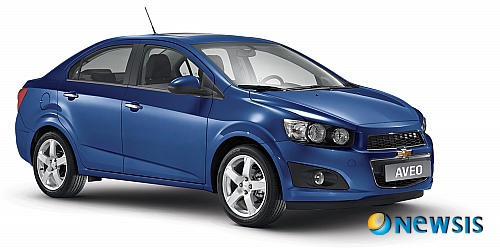 【서울=뉴시스】한국GM은 3일부터 글로벌 소형차 쉐보레 아베오의 4도어 세단형 모델을 국내시장에서 판매한다고 밝혔다. 한국GM은 지난 3월 아베오 해치백 모델에 이어 이번에 세단형 모델을 출시함으로써 국내 소비자들로 하여금 선택의 폭을 넓히고 국내 소형차 시장을 적극 공략할 방침이다.(사진=한국GM 제공) photo@newsis.com
