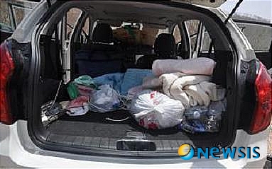 【문경=뉴시스】전혜란 기자 = 경북 문경시 농암면 궁기리 한 폐채석장에서 50대 남성이 십자가에 못 박혀 숨친채 발견됐다. 사진은 숨진 남성은 차량 내부 모습. (사진=경북지방경찰청 제공) photo@newsis.com