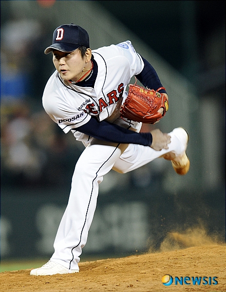 【서울=뉴시스】박종민 기자 = 4일 오후 서울 잠실야구장에서 열린 2011 롯데카드 프로야구 두산 베어스와 LG 트윈스의 경기에서 9회초 LG 공격 때 등판한 임태훈이 역투하고 있다.&nbsp; jmc@newsis.com