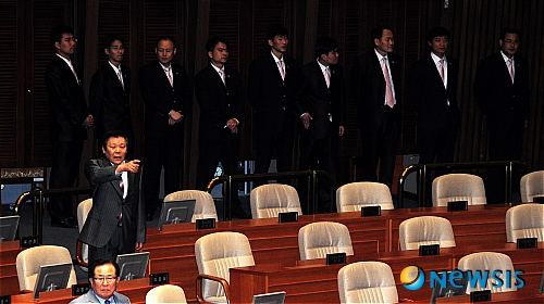 【서울=뉴시스】박주성 기자 = 한-EU FTA 비준동의안 처리가 민주당 내부 반대로 난항을 겪고 있는 가운데 4일 오후 서울 여의도 국회 본회의장에서 자유선진당 조순형 의원이 질서유지권 발동도 되지 않았는데 본회의장에 경위들이 들어와 있다며 퇴장을 요구하고 있다.&nbsp;&nbsp; park7691@newsis.com 