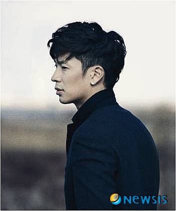 【서울=뉴시스】이재훈 기자 = 가수 팀(30·황영민)이 시골학교에 갓 부임한 총각교사가 된다.&nbsp; 7월16일부터 8월21일까지 서울 순화동 호암아트홀에서 펼쳐지는 뮤지컬 '내 마음의 풍금'의 남자주인공 '강동수'로 캐스팅됐다.&nbsp; 하근찬(1931~2007)의 소설 '여제자'가 원작이다. 이병헌(41), 전도연(38) 주연의 동명 영화를 뮤지컬로 옮기는 작품이다. 16세 늦깎이 초등학생 '최홍연'이 강동수를 짝사랑하면서 벌어지는 이야기다.&nbsp; 2008년 뮤지컬 '지저스 지저스'에 출연한 팀은 "영화를 통해 강동수를 접했는데 풋풋한 모습이 너무 좋았다"며 "해외에서 유년 시절을 보냈기 때문에 어려운 점도 있지만 색다른 감성으로 캐릭터를 잘 그려내겠다"고 전했다. 뮤지컬배우 김승대(31)가 팀과 함께 강동수를 연기한다.&nbsp; 강동수의 사랑을 한몸에 받는 교사 '양수정'으로는 뮤지컬배우 겸 리포터 선우(26)와 탤런트 서영(27)이 더블캐스팅됐다. 첫사랑의 열병을 앓는 홍연은 뮤지컬배우 정운선과 최주리가 번갈아 맡는다.&nbsp; 탤런트 오만석(36)이 지난해 세번째 시즌에 이어 올해 네 번째 시즌도 연출한다. 오만석은 2008년 초연 무대에 강동수로 나왔다. 작곡가 김문정 최주리씨, 안무가 서병구씨 등이 힘을 보탠다.&nbsp; realpaper7@newsis.com 