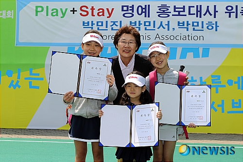 【서울=뉴시스】SBS 박찬민 아나운서의 세 딸 박민진(양정초3), 민서(양정초2), 민하(5)가 지난 5일 서울 송파구 방이동 올림픽공원 테니스코트에서 대한테니스협회 양정순 부회장에게 국제테니스연맹(ITF) 테니스 보급 프로그램인 '플레이앤스테이' 홍보대사 위촉장을 수여받고 있다. (사진제공 = 대한테니스협회)