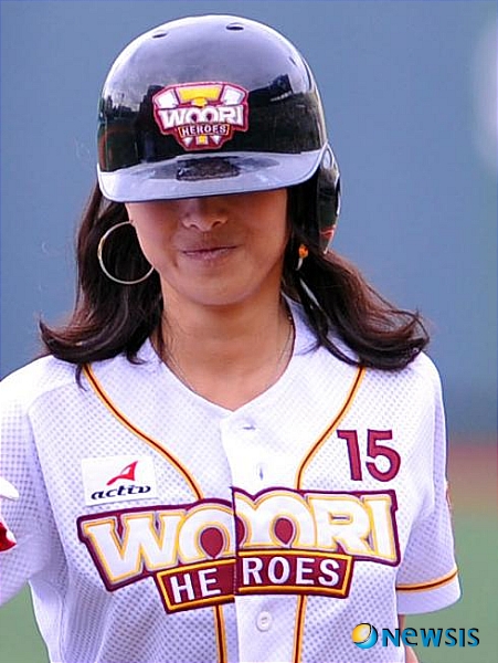 【서울=뉴시스】백영미 기자 = MBC 스포츠플러스 송지선(30) 아나운서가 자살암시 소동에 휘말렸다.&nbsp;&nbsp; 7일 오전 송지선의 트위터에 "저를 데려가주실 수 없다면…힘을 주세요…가슴이 쩡…너무 고통스럽습니다… 수면제 3알 째…"라는 글이 올라왔다.&nbsp; 이어 "하느님…저 좀 도와주세요…뛰어내리려니 너무 무섭고…목을 매니 너무 아파요…제발…나는… 비 오는 창 밖을 향해. 작별인사 다 했어요…이제 그만…편안해지게 해주세요…제발…"이라는 글이 뒤따랐다.&nbsp; 네티즌들은 이 같은 사실을 경찰에 알렸다. 당초 송지선의 트위터를 해킹한 누군가가 작성한 글이라고 전해졌으나 119 구조대와 서울 서초경찰서 관계자가 "확인해 줄 수 없다"고 밝히면서 본인이 직접 썼다는 쪽으로 가닥이 잡혔다.&nbsp; 최근 우울증이 심해진 송지선은 "죽으려는 목적으로 글을 올린 것은 아니고 현재 심정을 전하고 싶었다"고 진술한 것으로 알려졌다.&nbsp; 한편, 자살 암시 2시간 뒤 송지선은 "저 무사해요…심려를 끼쳐드려 죄송합니다…"라고 썼다.&nbsp; positive100@newsis.com&nbsp; 