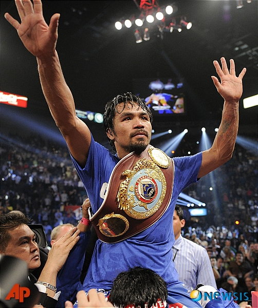 【라스베이거스(미 네바다주)=AP/뉴시스】매니 파퀴아오(필리핀)가 7일(현지시간) 미 네바다주 라스베이거스 MGM 가든아레나에서 열린 WBO 웰터급 타이틀전에서 쉐인 모슬리(미국)를 심판 전원일치의 판정승으로 꺽어 타이틀을 방어하고 환호하고 있다.&nbsp; 이번 승리로 파퀴아오는 통산 53승(38KO)2무3패를 모슬리는 46승(39KO)1무7패1무효를 기록했다 