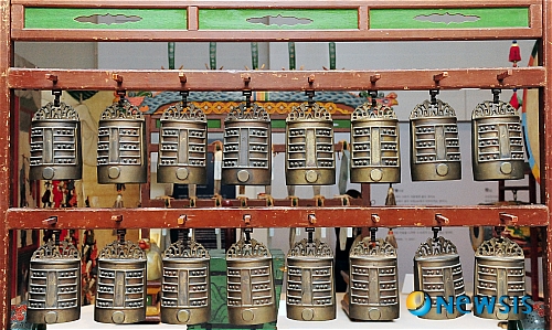 【서울=뉴시스】박동욱 인턴기자 = 9일 오전 서울 용산구 국립중앙박물관에서 열린 국립국악원 개원 60주년 공동특별전 '우리 악기, 우리 음악' 언론공개회에서 전통악기 편종이 전시되어 있다.&nbsp; fufus@newsis.com