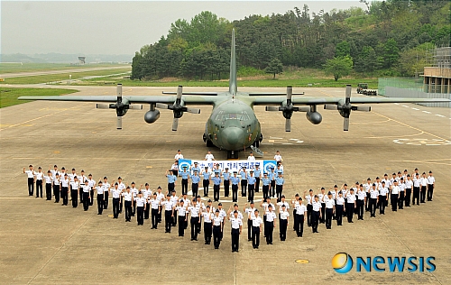【청주=뉴시스】엄기찬 기자 = 공군사관학교는 생도 1대대 4학년 76명을 대상으로 9일부터 13일까지 5일 동안 필리핀·말레이시아 일대를 순회하는 '11-1차 해외항법훈련'을 실시한다. 훈련에 앞서 교관들과 생도들이 C-130 수송기 앞에서 기념 촬영을 하고 있다. (사진=공군사관학교 제공)&nbsp;&nbsp; photo@newsis.com&nbsp;&nbsp;&nbsp; 