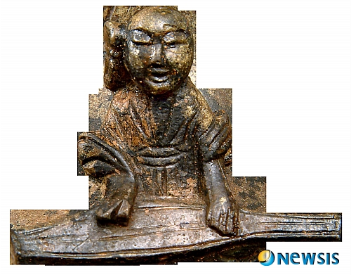 【서울=뉴시스】백영미 기자 = 국립중앙박물관과 국립국악원이 국립국악원 개원 60주년을 맞이해 복원악기 30여점을 포함한 150여점을 특별전 '우리 악기, 우리 음악'를 통해 선보인다.&nbsp; 6월26일까지 박물관 상설전시관 특별전시실에서 열린다. '소리에서 음악으로', '우리 음악의 성립과 발전', '민간에서 우리 음악'으로 이뤄졌다.&nbsp; 국립중앙박물관 김영나(60) 관장은 "악기는 신과 대화하는 통로, 신성을 담는 그릇이다. 엄숙한 제사, 흥겨운 축제에서 현장분위기를 완성하는 매우 중요한 매개체"라면서 "심장을 뛰게 하는 원동력은 결국 우리 음악에서 찾을 수 있다. 이번 전시는 우리나라의 유형 문화 유산의 보고인 두 기관이 함께 기획해 중요한 의미가 있다"고 밝혔다.&nbsp; 국립국악원 박일훈(65) 원장은 "지난해 8월부터 실무협의를 거쳐 전시에 이르게 됐다"며 "국악원의 보물급 악보, 유물들을 모았다. 국악에 관계하는 악보, 악기, 그림을 가지고 전시회를 갖는 것은 한국에서 처음이다. 굉장히 의의가 있다"고 설명했다.&nbsp; 광주 신창동 출토 악기, 백제금동대향로, 백제 5악기 중 하나인 현악기 완함, 장구의 효시인 요구 등을 복원해 전시했다. 신창동 출토 악기는 현재까지 확인된 최초의 현악기다. 문헌기록으로 남아있는 삼한의 현악기 실제 모습을 보여주는 중요한 자료다. 몸통이 세로로 잘라져 절반 정도 남아있는 상태다. 전체적으로 악기 형태를 복원하면 10개의 구멍이 있었던 것으로 추정돼 모두 10개의 줄이 달린 현악기다.&nbsp; 국립국악원이 복원한 백제금동대향로는 악사 5명이 각각 하나의 악기를 연주하고 있는 모습이다. 관악기 2점과 현악기 2점, 타악기 1점으로 오케스트라를 구성하고 있는 듯하다. 악사들 위에는 봉황이 위치하며 아래에는 다양한 인물들과 호랑이, 물고기 등 동물, 나무, 산 등이 묘사돼 평화의 메시지를 전한다.&nbsp; 세종(1397~1450)은 음높이의 기준이 되는 율관과 함께 편종, 편경의 국내생산과 향악기를 만들며 자주문화를 꽃피우려 힘썼다. 세종이 리듬이 다양한 우리 음악의 특징을 살려 음의 시가(길이)를 기보할 수 있도록 고안한 동양 최초의 유량악보인 정간보 역시 그 중 하나다. 조선 최초의 실용 음악 이론서인 악학궤범도 선보인다. 9권3책으로 구성된 악학궤범은 예악 정치를 실현하는 데 가장 중요한 전적 중의 하나로 여겨져 성종, 효종, 영조 등 여러 왕에 의해 복간됐다.&nbsp; 실물 거문고와 거문고 악보 등도 볼 수 있다. 김일손(1464~1498)의 탁영금(보물 제957호), 이형상(1653~1733)의 병와금(중요민속자료 제119호) 등 거문고, 보물로 지정된 조선 최초의 거문고 악보가 전시된다. 유흥원의 거문고 악보, 거문고의 달인 김성기(?~?)의 악보 등도 볼 수 있다. 연주자의 마음가짐, 가치관, 거문고를 얻게 된 경위 등을 거문고의 앞뒤판에 새겨 전하고 있다.&nbsp; 현재까지 발견된 가야금 악보 중 가장 오래된 졸장만록도 선보인다. 전해 내려오는 고악보는 대개 거문고 악보로 가야금 악보는 매우 드물어 가야금 연구에 귀중한 자료가 된다. 선비가 즐겨 연주하던 거문고와 달리 가야금은 남성이 향유하거나 직접 연주하는 경우가 드물다.&nbsp; 조선 초기 문인화가인 김홍도(1745~?)가 그린 '무동(舞童)'에서는 삼현육각(三絃六角) 편성도 볼 수 있다. 무동이 피리 2명, 대금 1명, 해금 1명, 장구 1명, 북 1명으로 구성된 악대의 반주에 맞춰 춤을 추는 모습이다.&nbsp; positive100@newsis.com