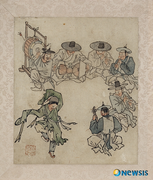 【서울=뉴시스】백영미 기자 = 국립중앙박물관(관장 김영나)이 '단원 풍속화첩'을 비롯해 김홍도(1745~?), 신윤복(1758~?)의 대표작 20여점을 국립중앙박물관 서화관 회화실 풍속화실에 걸었다.&nbsp; 정조가 총애한 단원(檀園) 김홍도는 조선의 대표적인 풍속화가다. 벼 타작하는 농부, 춤추는 아이, 씨름하는 장면 등 단원의 풍속화는 현장의 생생함, 사회풍자적 시각, 순간 포착한 듯한 생동감 등이 특징이다. 표암(豹庵) 강세황은 "한번 붓이 떨어지면 손뼉을 치며 신기하다고 부르짖지 않는 사람이 없다. 세상에서 말하는 김홍도의 속화(풍속화)가 바로 이것"이라고 평했다.&nbsp; 혜원(蕙園) 신윤복은 김홍도와 더불어 우리나라 풍속화를 대표하는 화가다. 여성을 소재로 풍속화를 많이 그렸다는 점, 강렬하고 세련된 색채를 구사했다는 점 등에서 단원과 차이를 보인다. 양반 사대부, 서민, 승려, 여인 등 다양한 인간상이 어우러져 있다. 남녀의 애정표현도 볼 수 있다.&nbsp; 영상물과 이미지 패널을 설치해 보다 쉽게 풍속화를 이해할 수 있도록 했다.&nbsp; 한편 조각·공예관 불교조각실에는 국보 78호 금동 반가사유상을 전시했다. 매년 부처님오신날에 맞춰 국보 83호 금동 반가사유상과 교대로 선보일 예정이다.&nbsp; 국보 78호 금동반가사유상은 국보 83호 금동반가사유상과 더불어 현존하는 우리나라 금동반가상의 걸작 중 하나다. 머리에 쓰고 있는 관은 여러 가지 모티프로 구성돼 있다. 그 중 초승달과 해 모양의 장식이 들어 있어 일월식 삼산관(日月飾 三山冠)으로 불린다. 특히 국보 83호 금동반가사유상과 비교해 볼 때 전체적으로 장식·평면적 조형미를 띠고 있다.&nbsp; positive100@newsis.com