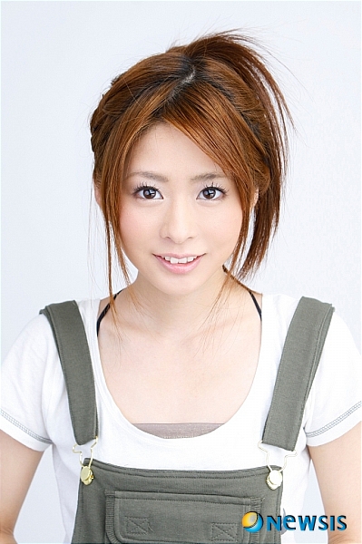 【서울=뉴시스】이재훈 기자 = '가난뱅이 아이돌'로 유명한 일본의 그라비아 모델 출신 탤런트 우에하라 미유(24)가 숨진 채 발견됐다. 닛칸스포츠 등 현지 미디어는 우에하라가 12일 새벽 2시께 도쿄 메구로구의 맨션에서 목을 맨 채 숨져 있는 것을 지인이 발견, 경찰에 신고했다고 보도했다. 경찰은 자살 가능성이 높은 것으로 보고 있다. 우에하라는 지난 10일 자신의 블로그에 "현실 속의 나는 연애가 되지 않는다. 연애하는 법을 알 수 없게 됐다"고 토로했다. 또 "여러분 오늘의 우에하라는 이상하다"며 "예전에 사랑의 한숨을 쉬었다면 요즘은 피곤한 한숨"이라며 자살을 암시하는 듯한 글도 남겼다. 가난한 집안의 10남매 중 막내로 태어난 우에하라는 어려운 가정환경 탓에 '가난뱅이 아이돌'로 통했다. 언니들과 속옷을 함께 입어야 하는 바람에 속옷 없이 학교에 다닐 정도였다. 2006년 레이싱모델로 데뷔, 그라비아 아이돌로 활동하다 2009년 지상파 TV에서 '대가족 가난 아이돌'이라고 자신을 소개해 주목받았다. 퇴학과 자살 미수, 집단 따돌림 등 어두웠던 성장기를 고백한 자서전도 출간했다. realpaper7@newsis.com