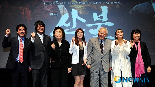 【서울=뉴시스】김인철 인턴기자 = 12일 오후 서울 중구 남산예술센터에서 열린 연극 '산불' 제작발표회에서 제작진과 출연진들이 포즈를 취하고 있다. 왼쪽부터 박명성 신시컴퍼니 대표, 배우 조민기, 강부자, 장영남, 임영웅 연출가, 서은경, 권복순.&nbsp; yatoya@newsis.com