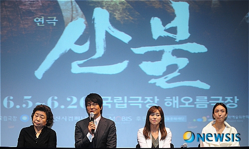 【서울=뉴시스】김인철 인턴기자 = 12일 오후 서울 중구 남산예술센터에서 열린 연극 '산불' 제작발표회에서 배우 조민기(왼쪽 두번째)가 인사말을 하고 있다.&nbsp; yatoya@newsis.com