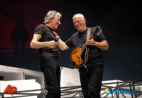 【서울=뉴시스】로저 워터스(왼쪽), 데이비드 길모어