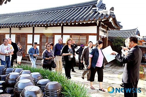 【전주=뉴시스】박원기 기자 = 북미 캐나다 원주민 사역자들로 구성된'북미 원주민 목사 선교단'이 대한민국의 대표 문화중심도시 전주를 방문해 전통문화의 정수를 체험하는 등 뜻 깊은 시간을 가졌다.(사진=전주시청 제공)&nbsp; wgpark@newsis.com