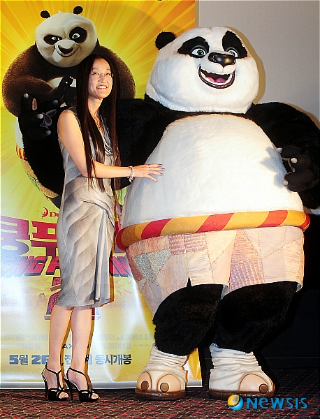 【서울=뉴시스】김인철 인턴기자 = 16일 오전 서울 성동구 왕십리 CGV에서 열린 '쿵푸팬더2 언론 시사회 및 기자간담회'에서 한국계 할리우드 감독 여인영(미국명 제니퍼 여 넬슨)이 포즈를 취하고 있다. 여인영 감독은 세계적인 영화 제작사 드림웍스에서 보조 업무 일을 시작으로 총괄자리에까지 오른 화제의 인물이다.&nbsp; yatoya@newsis.com