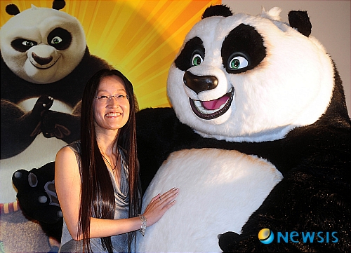 【서울=뉴시스】김인철 인턴기자 = 16일 오전 서울 성동구 왕십리 CGV에서 열린 '쿵푸팬더2 언론 시사회 및 기자간담회'에서 한국계 할리우드 감독 여인영(미국명 제니퍼 여 넬슨)이 포즈를 취하고 있다. 여인영 감독은 세계적인 영화 제작사 드림웍스에서 보조 업무 일을 시작으로 총괄자리에까지 오른 화제의 인물이다.&nbsp; yatoya@newsis.com