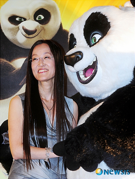 【서울=뉴시스】김인철 인턴기자 = 16일 오전 서울 성동구 왕십리 CGV에서 열린 '쿵푸팬더2 언론 시사회 및 기자간담회'에서 한국계 할리우드 감독 여인영(미국명 제니퍼 여 넬슨)이 포즈를 취하고 있다. 여인영 감독은 세계적인 영화 제작사 드림웍스에서 보조 업무 일을 시작으로 총괄자리에까지 오른 화제의 인물이다.&nbsp; yatoya@newsis.com