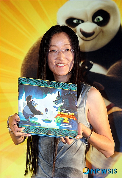 【서울=뉴시스】김인철 인턴기자 = 16일 오전 서울 성동구 왕십리 CGV에서 열린 '쿵푸팬더2 언론 시사회 및 기자간담회'에서 한국계 할리우드 감독 여인영(미국명 제니퍼 여 넬슨)이 자신이 직접 그린 아트북을 들어 보이고 있다. 여인영 감독은 세계적인 영화 제작사 드림웍스에서 보조 업무 일을 시작으로 총괄자리에까지 오른 화제의 인물이다.&nbsp; yatoya@newsis.com