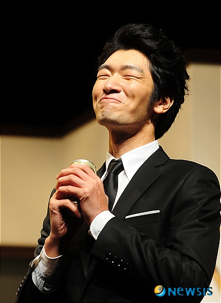 【서울=뉴시스】허경 기자 = 배우 김남진이 16일 오후 서울 대학로 컬처스페이스 엔유에서 열린 연극 '키사라기 미키짱' 제작발표회에서 극 중 한 장면을 열연하고 있다.&nbsp; neohk@newsis.com