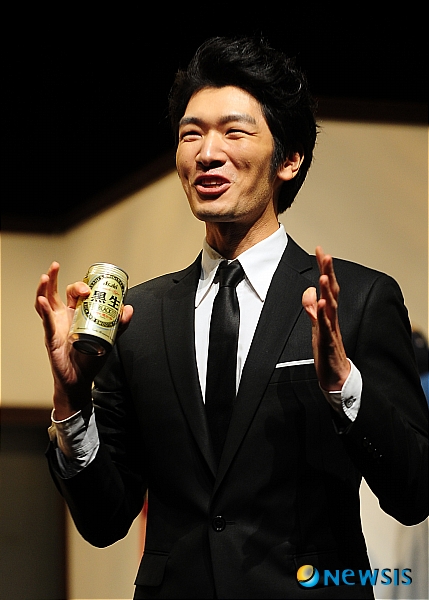 【서울=뉴시스】허경 기자 = 배우 김남진이 16일 오후 서울 대학로 컬처스페이스 엔유에서 열린 연극 '키사라기 미키짱' 제작발표회에서 극 중 한 장면을 열연하고 있다.&nbsp; neohk@newsis.com