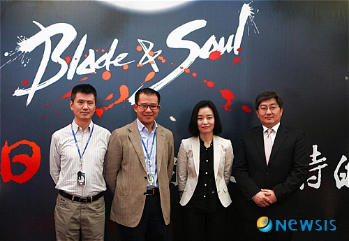 【서울=뉴시스】엔씨소프트와 텐센트게임즈는 16일 중국 선전의 텐센트 본사에서 조인식을 갖고 '블레이드앤소울'의 중국 서비스를 위한 계약을 체결했다. 왼쪽부터 마크 렌 텐센트 게임즈 대표, 마틴 라우 텐센트 총재, 윤송이 엔씨소프트 CSO/COO.(사진=엔씨소프트 제공)&nbsp; photo@newsis.com&nbsp; 