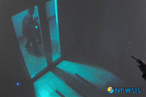 【전주=뉴시스】유진휘 기자 = 전북경찰청 광역수사대가 17일 재력가를 납치해 수억원을 빼앗은 조직폭력배를 검거한 가운데 범인들이 사업가를 납치하는 모습이 cctv에 찍혔다. yjh@newsis.com