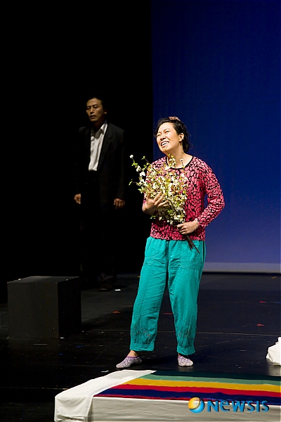 【서울=뉴시스】이재훈 기자 = 극단 이루의 '복사꽃 지면 송화 날리고'가 2011 서울연극제에서 대상을 받았다.&nbsp; 15일 서울 대학로 한국공연예술센터 아르코예술극장 대극장에서 열린 제32회 서울연극제 폐막식에서 대상과 함께 '관객 평가단 인기작품'상도 따냈다.&nbsp; 우수상은 극단 작은신화의 '만선'에게 돌아갔다. '만선'의 연출자 신동인씨는 연출상의 영예도 안았다. 극단 드림플레이의 '여기, 사람이 있다'가 희곡상을 차지했다.&nbsp; 공식 참가작 연기상은 '복사꽃 지면 송화 날리고'의 박용수·우미화, '만선'의 장용철이 안았다. 신인연기상은 '만선'의 이연희의 몫이었다.&nbsp; 서울연극협회(회장 박장렬) 주관으로 지난달 20일 개막한 서울연극제는 '연극, 우리 시대의 거울-이슈!'를 주제로 26일간 펼쳐졌다. 극단 필통의 '전쟁을 로비하라'와 극단 가변의 '보스, 오 마이 보스' 등 2개 개막작을 비롯해 모두 31편을 선보였다.&nbsp; realpaper7@newsis.com 