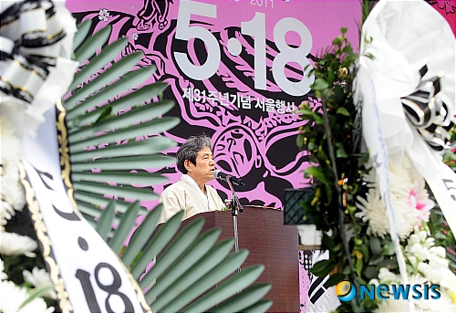 【서울=뉴시스】서재훈기자 = 5·18 민주항쟁 31주년인 18일 오전 서울광장에서 열린 '31주년 5·18민주화 운동 서울기념식'에 참석한 이해학 자주평화통일민족회의 상임의장이 추모사를 하고 있다. jhseo@newsis.com