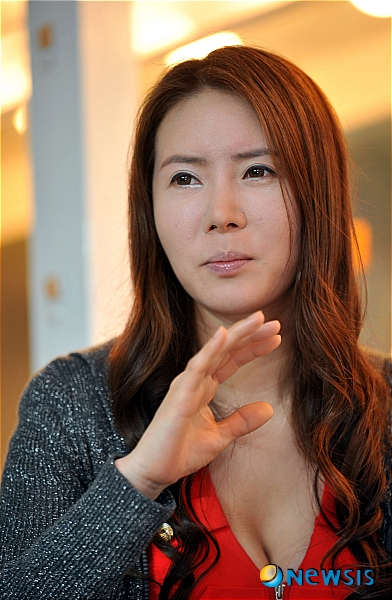 【서울=뉴시스】전진환 기자 = 지난 18일 오후 서울 대학로 비너스홀 극장 분장실에서 연극 '교수와 여제자2'에 출연중인 배우 양서연이 자신의 남동생이 연극을 관람하다 충격을 받은 것과 관련해 뉴시스와 인터뷰를 하고 있다. amin2@newsis.com