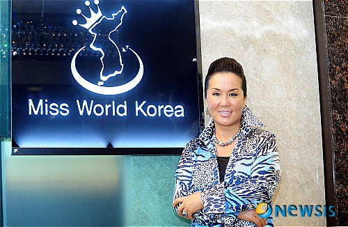 【서울=뉴시스】서재훈기자 = 19일 오후 미스월드 한국 본부 박정아 대표가 오는 7월 30일 그랜드하얏트서울 호텔에서 열리는 '미스월드코리아'를 앞두고 청담동 사무실에서 포즈를 취하고 있다. jhseo@newsis.com