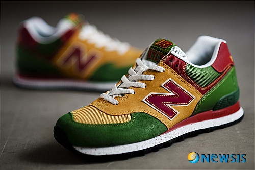 【서울=뉴시스】박상권 기자 = 봄 나들이에는 캐주얼한 복장에 잘 어울리고 활동하기 편한 운동화를 자주 신게 된다. 그러나 야외에서 잔디밭이나 산길 등을 거닐다 보면 운동화가 먼지에 오염되거나 더러워지기 쉽다. 스웨이드는 빈티지 느낌의 멋스러움이 있어 운동화에 흔히 사용되는 소재다. 그러나 소재의 특성 상 물이나 불에 약하기 때문에 평상시에 더욱 세심한 관리가 필요하다.(사진=뉴발란스 제공) photo@newsis.com