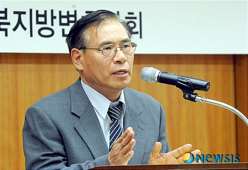 【전주=뉴시스】유영수 기자 = 전북도의회 김호서 의장과 전북지방 변호사회가 20일 오후 전북도의회 의원 총회의실에서 'LH관련 공법학계 전문가 초청 토론회'를 개최한 가운데 한국외국어대학교 법학전문대학원 김해룡 교수가 '국가균형발전과 공공기관의 지방이전'이라는 주제로 발표하고 있다. yu0014@newsis.com