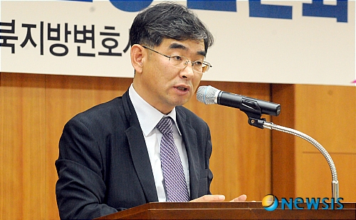 【전주=뉴시스】유영수 기자 = 전북도의회 김호서 의장과 전북지방 변호사회가 20일 오후 전북도의회 의원 총회의실에서 'LH관련 공법학계 전문가 초청 토론회'를 개최한 가운데 아주대학교 법학전문대학원 길준규 교수가 '공공기관 지방이전과 법제정비'이라는 주제로 발표하고 있다. yu0014@newsis.com
