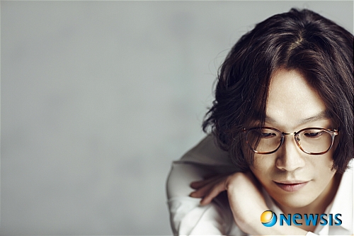 【서울=뉴시스】유상우 기자 = '저니(Journey)' 밴드 '마이앤트메리'의 정순용(35)이 '토마스 쿡'이라는 예명으로 10년 만에 내놓은 음반 이름이다. '저니'는 '토마스 쿡으로 세상을 향한 긴 여행이 시작됐다'는 의미다. 정순용은 1999년 한진영(베이스), 박정준(드럼)과 함께 마이앤트메리로 데뷔한 뒤 2001년 1집 '타임테이블'을 내고 솔로 활동을 병행했다. 마이앤트메리는 2008년 5집 이후 활동을 잠시 중단한 상태다. 각자 자신의 취향에 맞는 음악활동을 해보기로 한 것이다. 한진영은 '옐로 몬스터', 박정준은 '파이브 앳 다이스'란 팀에 합류했다. 정순용은 이번 앨범을 통해 음악적 욕구를 분출했다. 세 명의 색깔을 녹여낸 마이앤트메리때와는 다르다. 정순용, 토마스 쿡 만의 음악, 팀이 아닌 솔로에 어울리는 음악을 풀어냈다. '좋은 음악 좋은 앨범'을 모토로 작업했다. 포크, 팝, 재즈, 록 등 장르도 다양하다. 사랑과 설렘, 꿈, 좌절, 희망, 두려움 등 삶의 여정을 시적인 노랫말로 채웠다. '나를 보는 네가 좋아 춤을 추는 네가 좋아 활짝 웃는 네가 좋아 그런 네가 난 좋아'(솔직하게), '참 이상해 햇살 눈부실 때 해맑게 웃던 네 얼굴이 난 자꾸 생각나'(아무 것도 아닌 나), '해가 지는 그 곳으로 외길을 따라 무거워진 발길을 재촉해 어지러운 세상과 그리고 사람들'(집으로 오는 길)…. 선배 가수 김동률(37)이 공동프로듀서로 참여하며 정순용의 음반을 도왔다. 김동률이 외부 앨범에 프로듀서로 나선 것은 처음이다. "동률이 형에게 조언을 구하러 찾아갔다가 자연스럽게 함께 하게 됐다"며 웃는다. "싱어송라이터 음반에 다른 프로듀서가 참여한다는 게 어색할 수도 있겠지만 상당한 시너지 효과를 발휘한다. 내가 기술이 없는 게 아니고 더 효율성을 내기 위해서 자문을 한 것"이라는 설명이다. 김동률은 선곡 작업부터 편곡에 관한 조언 등을 하며 정순용 음반의 퀄리티를 높였다. "작사, 작곡은 내가 다 했지만 거울에 나를 비춰보기는 힘들다. 녹음이라는 과정은 발표 이후를 생각하고 진행하기 때문이다. 그런 점에서 거울 같은 사람이 필요하다고 생각했다"고 덧붙였다. 둘이 함께 한 덕에 '맛있는 음악'이 나왔다. "내 관심사는 장르가 아닌 얼마나 맛있고 행복한 음악이냐는 것"이라며 "이번 음반에는 좋은 글과 멜로디로 역어낸 맛있는 음악, 듣기 좋은 음악이 수록됐다"고 강조했다. 타이틀곡 '아무것도 아닌 나'는 전원 풍경을 떠올리며 만든 곡으로 아련한 추억을 담았다. "과거의 나, 누구와 함께 했던 시간들, 하지만 그것들을 떠나보내고 나면 아무것도 아닌 내가 된다는 것, 있는 그대로의 모습은 그 무엇과 함께 하지 않은 것들이었다는 내용"이라고 소개했다. '집으로 오는 길'은 조율도 제대로 되지 않은 어쿠스틱 피아노 연주를 김동률에게 부탁해 즉흥적으로 만들었다. 피아노와 정순용의 목소리 만으로 녹음된 담백한 맛이 조화를 이룬다. 또 기쁘지만 슬픔이 묻어난 '청춘', 수면 장애로 고생할 때의 마음을 담은 '불면', 잊을 수 없는 추억이나 슬픈 기억을 떠올리는 '꿈' 등 8곡을 넣었다. 정순용은 "앞으로도 유행에 편승하지 않고 대중이 들었을 때 담백하고 맛있는 다양한 장르의 음악을 선보일 것"이라며 "좋은 재료로 정성 들여 만든 정순용 표 음악을 기대해도 좋을 것"이라고 자신했다. swryu@newsis.com