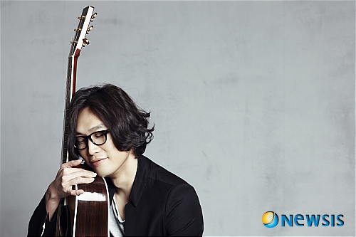 【서울=뉴시스】유상우 기자 = '저니(Journey)' 밴드 '마이앤트메리'의 정순용(35)이 '토마스 쿡'이라는 예명으로 10년 만에 내놓은 음반 이름이다. '저니'는 '토마스 쿡으로 세상을 향한 긴 여행이 시작됐다'는 의미다. 정순용은 1999년 한진영(베이스), 박정준(드럼)과 함께 마이앤트메리로 데뷔한 뒤 2001년 1집 '타임테이블'을 내고 솔로 활동을 병행했다. 마이앤트메리는 2008년 5집 이후 활동을 잠시 중단한 상태다. 각자 자신의 취향에 맞는 음악활동을 해보기로 한 것이다. 한진영은 '옐로 몬스터', 박정준은 '파이브 앳 다이스'란 팀에 합류했다. 정순용은 이번 앨범을 통해 음악적 욕구를 분출했다. 세 명의 색깔을 녹여낸 마이앤트메리때와는 다르다. 정순용, 토마스 쿡 만의 음악, 팀이 아닌 솔로에 어울리는 음악을 풀어냈다. '좋은 음악 좋은 앨범'을 모토로 작업했다. 포크, 팝, 재즈, 록 등 장르도 다양하다. 사랑과 설렘, 꿈, 좌절, 희망, 두려움 등 삶의 여정을 시적인 노랫말로 채웠다. '나를 보는 네가 좋아 춤을 추는 네가 좋아 활짝 웃는 네가 좋아 그런 네가 난 좋아'(솔직하게), '참 이상해 햇살 눈부실 때 해맑게 웃던 네 얼굴이 난 자꾸 생각나'(아무 것도 아닌 나), '해가 지는 그 곳으로 외길을 따라 무거워진 발길을 재촉해 어지러운 세상과 그리고 사람들'(집으로 오는 길)…. 선배 가수 김동률(37)이 공동프로듀서로 참여하며 정순용의 음반을 도왔다. 김동률이 외부 앨범에 프로듀서로 나선 것은 처음이다. "동률이 형에게 조언을 구하러 찾아갔다가 자연스럽게 함께 하게 됐다"며 웃는다. "싱어송라이터 음반에 다른 프로듀서가 참여한다는 게 어색할 수도 있겠지만 상당한 시너지 효과를 발휘한다. 내가 기술이 없는 게 아니고 더 효율성을 내기 위해서 자문을 한 것"이라는 설명이다. 김동률은 선곡 작업부터 편곡에 관한 조언 등을 하며 정순용 음반의 퀄리티를 높였다. "작사, 작곡은 내가 다 했지만 거울에 나를 비춰보기는 힘들다. 녹음이라는 과정은 발표 이후를 생각하고 진행하기 때문이다. 그런 점에서 거울 같은 사람이 필요하다고 생각했다"고 덧붙였다. 둘이 함께 한 덕에 '맛있는 음악'이 나왔다. "내 관심사는 장르가 아닌 얼마나 맛있고 행복한 음악이냐는 것"이라며 "이번 음반에는 좋은 글과 멜로디로 역어낸 맛있는 음악, 듣기 좋은 음악이 수록됐다"고 강조했다. 타이틀곡 '아무것도 아닌 나'는 전원 풍경을 떠올리며 만든 곡으로 아련한 추억을 담았다. "과거의 나, 누구와 함께 했던 시간들, 하지만 그것들을 떠나보내고 나면 아무것도 아닌 내가 된다는 것, 있는 그대로의 모습은 그 무엇과 함께 하지 않은 것들이었다는 내용"이라고 소개했다. '집으로 오는 길'은 조율도 제대로 되지 않은 어쿠스틱 피아노 연주를 김동률에게 부탁해 즉흥적으로 만들었다. 피아노와 정순용의 목소리 만으로 녹음된 담백한 맛이 조화를 이룬다. 또 기쁘지만 슬픔이 묻어난 '청춘', 수면 장애로 고생할 때의 마음을 담은 '불면', 잊을 수 없는 추억이나 슬픈 기억을 떠올리는 '꿈' 등 8곡을 넣었다. 정순용은 "앞으로도 유행에 편승하지 않고 대중이 들었을 때 담백하고 맛있는 다양한 장르의 음악을 선보일 것"이라며 "좋은 재료로 정성 들여 만든 정순용 표 음악을 기대해도 좋을 것"이라고 자신했다. swryu@newsis.com