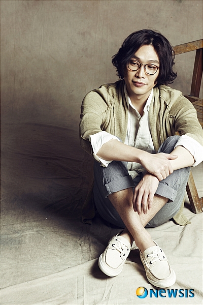 【서울=뉴시스】유상우 기자 = '저니(Journey)' 밴드 '마이앤트메리'의 정순용(35)이 '토마스 쿡'이라는 예명으로 10년 만에 내놓은 음반 이름이다. '저니'는 '토마스 쿡으로 세상을 향한 긴 여행이 시작됐다'는 의미다. 정순용은 1999년 한진영(베이스), 박정준(드럼)과 함께 마이앤트메리로 데뷔한 뒤 2001년 1집 '타임테이블'을 내고 솔로 활동을 병행했다. 마이앤트메리는 2008년 5집 이후 활동을 잠시 중단한 상태다. 각자 자신의 취향에 맞는 음악활동을 해보기로 한 것이다. 한진영은 '옐로 몬스터', 박정준은 '파이브 앳 다이스'란 팀에 합류했다. 정순용은 이번 앨범을 통해 음악적 욕구를 분출했다. 세 명의 색깔을 녹여낸 마이앤트메리때와는 다르다. 정순용, 토마스 쿡 만의 음악, 팀이 아닌 솔로에 어울리는 음악을 풀어냈다. '좋은 음악 좋은 앨범'을 모토로 작업했다. 포크, 팝, 재즈, 록 등 장르도 다양하다. 사랑과 설렘, 꿈, 좌절, 희망, 두려움 등 삶의 여정을 시적인 노랫말로 채웠다. '나를 보는 네가 좋아 춤을 추는 네가 좋아 활짝 웃는 네가 좋아 그런 네가 난 좋아'(솔직하게), '참 이상해 햇살 눈부실 때 해맑게 웃던 네 얼굴이 난 자꾸 생각나'(아무 것도 아닌 나), '해가 지는 그 곳으로 외길을 따라 무거워진 발길을 재촉해 어지러운 세상과 그리고 사람들'(집으로 오는 길)…. 선배 가수 김동률(37)이 공동프로듀서로 참여하며 정순용의 음반을 도왔다. 김동률이 외부 앨범에 프로듀서로 나선 것은 처음이다. "동률이 형에게 조언을 구하러 찾아갔다가 자연스럽게 함께 하게 됐다"며 웃는다. "싱어송라이터 음반에 다른 프로듀서가 참여한다는 게 어색할 수도 있겠지만 상당한 시너지 효과를 발휘한다. 내가 기술이 없는 게 아니고 더 효율성을 내기 위해서 자문을 한 것"이라는 설명이다. 김동률은 선곡 작업부터 편곡에 관한 조언 등을 하며 정순용 음반의 퀄리티를 높였다. "작사, 작곡은 내가 다 했지만 거울에 나를 비춰보기는 힘들다. 녹음이라는 과정은 발표 이후를 생각하고 진행하기 때문이다. 그런 점에서 거울 같은 사람이 필요하다고 생각했다"고 덧붙였다. 둘이 함께 한 덕에 '맛있는 음악'이 나왔다. "내 관심사는 장르가 아닌 얼마나 맛있고 행복한 음악이냐는 것"이라며 "이번 음반에는 좋은 글과 멜로디로 역어낸 맛있는 음악, 듣기 좋은 음악이 수록됐다"고 강조했다. 타이틀곡 '아무것도 아닌 나'는 전원 풍경을 떠올리며 만든 곡으로 아련한 추억을 담았다. "과거의 나, 누구와 함께 했던 시간들, 하지만 그것들을 떠나보내고 나면 아무것도 아닌 내가 된다는 것, 있는 그대로의 모습은 그 무엇과 함께 하지 않은 것들이었다는 내용"이라고 소개했다. '집으로 오는 길'은 조율도 제대로 되지 않은 어쿠스틱 피아노 연주를 김동률에게 부탁해 즉흥적으로 만들었다. 피아노와 정순용의 목소리 만으로 녹음된 담백한 맛이 조화를 이룬다. 또 기쁘지만 슬픔이 묻어난 '청춘', 수면 장애로 고생할 때의 마음을 담은 '불면', 잊을 수 없는 추억이나 슬픈 기억을 떠올리는 '꿈' 등 8곡을 넣었다. 정순용은 "앞으로도 유행에 편승하지 않고 대중이 들었을 때 담백하고 맛있는 다양한 장르의 음악을 선보일 것"이라며 "좋은 재료로 정성 들여 만든 정순용 표 음악을 기대해도 좋을 것"이라고 자신했다. swryu@newsis.com