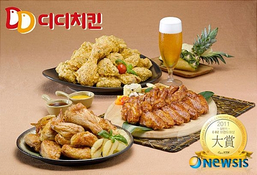 【서울=뉴시스】온라인뉴스팀 = 최근 4인 가족이 먹을 수 있는 양으로 만들어진 디디치킨의 '빅디디' 메뉴가 인기를 끌고 있다. <사진=디디치킨 제공> photo@newsis.com 