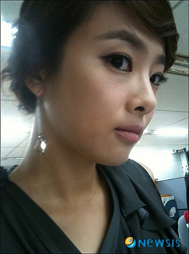 【서울=뉴시스】김지은 기자 = 송지선(30) MBC스포츠플러스 아나운서의 어머니가 실신했다.&nbsp; 서울 도곡동 강남세브란스 병원 관계자는 "송씨의 어머니가 딸의 사망소식을 듣고 졸도해 응급실에서 치료를 받고 있다"고 전했다.&nbsp; 송지선은 23일 오후 1시45분께 자택인 서울 서초동 오피스텔 19층에서 뛰어내려 스스로 목숨을 끊었다. 119구조대가 출동해 곧바로 반포동 가톨릭대 서울성모병원으로 옮겼으나 이미 숨을 거둔 뒤였다.&nbsp; 오피스텔 경비원은 "'쿵' 소리가 나서 나가보니 주차장 입구에 사람이 피를 흘린 채 쓰러져 있었다"고 경찰에게 말했다.&nbsp; 송지선은 서울병모병원을 거쳐 강남세브란스 병원으로 옮겨졌다.&nbsp; kje1321@newsis.com 