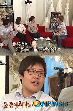 【서울=뉴시스】백영미 기자 = KBS조이 '엔터테이너스'가 23일 투신자살한 MBC스포츠플러스 송지선(30) 아나운서를 '사이코'라고 표현, 뒤늦게 지탄을 받고 있다.&nbsp; 20일 '엔터테이너스-성대현의 시크릿가든'에서 그룹 'R.ef' 출신 진행자 성대현(38)과 '연예인 협찬계의 미다스의 손'으로 소개된 조성희, 개그우먼 양재희, 웨딩컨설턴트 정영선 등 출연자 3명은 '스타, 연인에 대한 집착'을 주제로 얘기를 나눴다.&nbsp; 이 와중에 송지선과 두산베어스 투수 임태훈(23)의 사진과 실명을 제시하며 '둘 중 하나는 사이코'라고 말했다.&nbsp; 두산 팬이라고 밝힌 성대현은 "임태훈 2군 갔잖아 피곤해서"라며 임태훈의 강등 책임을 송지선에게 돌리는 듯한 발언을 했다. 또 송지선의 사진을 가리키며 "개인적으로 이런 얼굴 좋아한다. 여자가 일곱살 많으면 애를 데리고 논 것"이라고 덧붙였다.&nbsp; 조성희는 '둘 중 하나는 사이코'라고 거들었다. 제작진은 이를 붉은 자막으로 강조하기까지 했다.&nbsp; 시청자들은 "어떻게 이런 식으로 사람을 몰아갈 수 있느냐", "송지선의 자살 원인은 이 방송 때문", "동료들에 의한 마녀사냥", "프로그램을 당장 폐지해야 한다"며 분통을 터뜨리고 있다.&nbsp; 송지선은 23일 오후 1시45분께 서울 서초동 오피스텔 19층에서 투신, 목숨을 잃었다.&nbsp; positive100@newsis.com