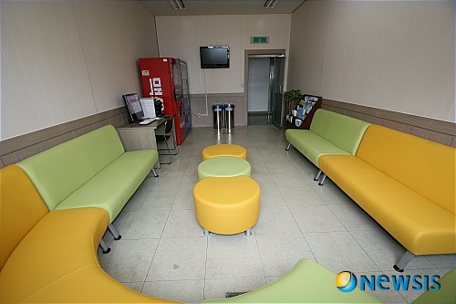 【청주=뉴시스】엄기찬 기자 = 24일 충북 청주흥덕경찰서(서장 강병로)가 청주청남경찰서 개청으로 생긴 여유 공간을 민원인 휴게실로 꾸며 큰 호응을 얻고 있다. 흥덕서 본관 1층에 새롭게 꾸며진 민원인 휴게실에 냉온수기와 TV, 어항, 화분, 음료와․커피 자판기, 에어컨, 컴퓨터 등의 편의시설이 설치돼 있다. (사진=청주흥덕경찰서 제공) photo@newsis.com