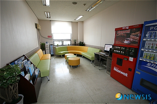 【청주=뉴시스】엄기찬 기자 = 24일 충북 청주흥덕경찰서(서장 강병로)가 청주청남경찰서 개청으로 생긴 여유 공간을 민원인 휴게실로 꾸며 큰 호응을 얻고 있다. 흥덕서 본관 1층에 새롭게 꾸며진 민원인 휴게실에 냉온수기와 TV, 어항, 화분, 음료와․커피 자판기, 에어컨, 컴퓨터 등의 편의시설이 설치돼 있다. (사진=청주흥덕경찰서 제공) photo@newsis.com