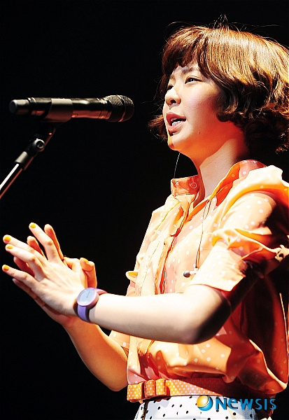 【서울=뉴시스】허경 기자 = 가수 장재인이 24일 오후 서울 삼성동 백암아트홀에서 열린 첫 데뷔앨범 '데이 브레이커(Day Breaker)'의 발매 쇼케이스에서 열창하고 있다.&nbsp; neohk@newsis.com 