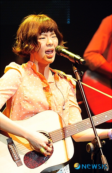 【서울=뉴시스】허경 기자 = 가수 장재인이 24일 오후 서울 삼성동 백암아트홀에서 열린 첫 데뷔앨범 '데이 브레이커(Day Breaker)'의 발매 쇼케이스에서 열창하고 있다.&nbsp; neohk@newsis.com 