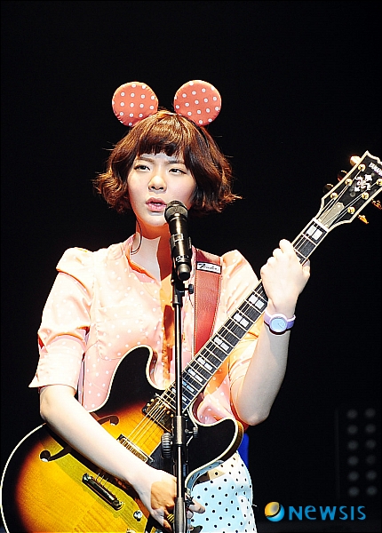 【서울=뉴시스】허경 기자 = 가수 장재인이 24일 오후 서울 삼성동 백암아트홀에서 열린 첫 데뷔앨범 '데이 브레이커(Day Breaker)'의 발매 쇼케이스에서 열창하고 있다.&nbsp; neohk@newsis.com 