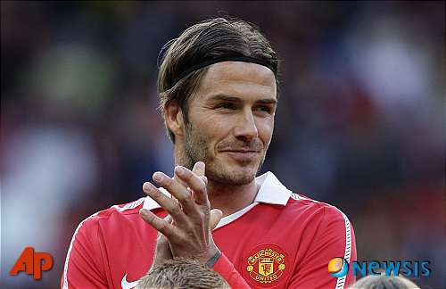 【맨체스터(영국)=AP/뉴시스】前 맨체스터 유나이티드의 데이비드 베컴이 24일(현지시각) 영국 맨체스터의 올드 트래포드 구장에서 열린 게리 네빌 은퇴 기념 유벤투스와의 친선 경기에서 경기에 참여하고 있다.&nbsp; 이날 경기에는 데이비드 베컴, 니키 버트, 필립 네빌 등이 팀에 합류해 경기를 펼쳤으며 팀은 1-2로 패했다.&nbsp; 