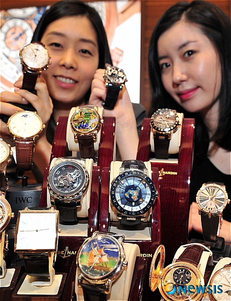 【서울=뉴시스】박세연 기자 = 25일 오전 서울 현대백화점 무역센터점에서 열린 럭셔리 워치페어에서 율리스 나르덴의 10억2천만원 상당의 시계와 SIHH, 바젤 등 명품시계를 선보이고 있다. 명품시계 400여점이 전시되는 이번 워치페어는 29일까지 계속된다.&nbsp;&nbsp; psy5179@newsis.com