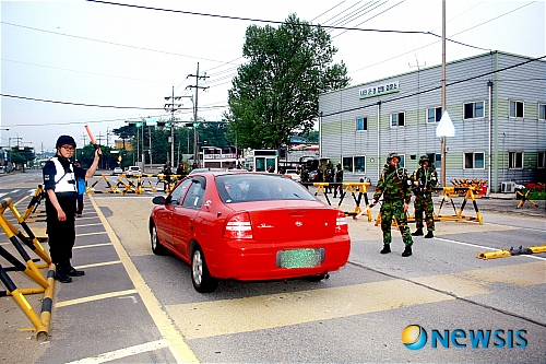 【안양=뉴시스】진현권 기자 = 수도군단사령부는 24일 저녁 7시부터 11시까지 인천광역시와 경기 남북부 23개 시군에서 검문소 점령훈련을 실시했다. 이번 훈련은 적의 침투 및 국지도발에 대비, 해안이나 강안으로 침투한 적이 내륙으로 침투하는 것을 차단하기 위해 이뤄졌다. 인천시 나진 검문소에서 군경 합동으로 운행차량에 대한 불시 검문검색활동을 펼치고 있다. (사진=수도군단 제공) photo@newsis.com