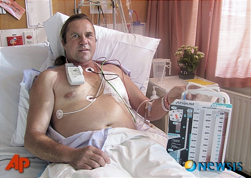 【와카탄(뉴질랜드)=AP/뉴시스】뉴질랜드의 스티븐 매코맥(48)이라는 한 트럭 운전사가 사고로 몸 속에 압축공기가 주입되면서 풍선처럼 부풀어올라 터져 죽을 뻔 했다가 동료들의 도움으로 구사일생으로 구조됐다. 사진은 지난 21일 사고 직후 와카탄의 병원에서 치료를 받고 있는 매코맥의 모습.