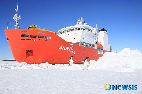 【서울=뉴시스】송윤세 기자 = 국내 1호 쇄빙연구선 아라온호는 바다를 뜻하는 '아라'와 모두를 나타내는 관형사 '온'을 붙여서 만든 이름으로 '모든 바다를 누빈다'는 순우리말 뜻을 가지고 있다. (사진 = 극지연구소 제공) photo@newsis.com