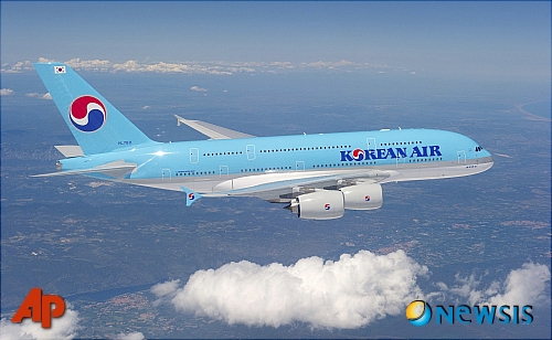 【툴루즈(프랑스)=AP/뉴시스】대한항공이 24일(현지시각) 프랑스 툴루즈에서 A380을 인수하고 본격적인 운항에 돌입한다.&nbsp; 총 10대의 A380이 도입돼 아시아와 북미, 유럽 지역으로 논스톱 운항될 예정으로 1호기는 6월 2일 인천에 도착, 중순부터 일본 노선에 투입된다.&nbsp; 대한항공의 A380이 툴루즈 상공을 비행하고 있다.&nbsp;&nbsp; 